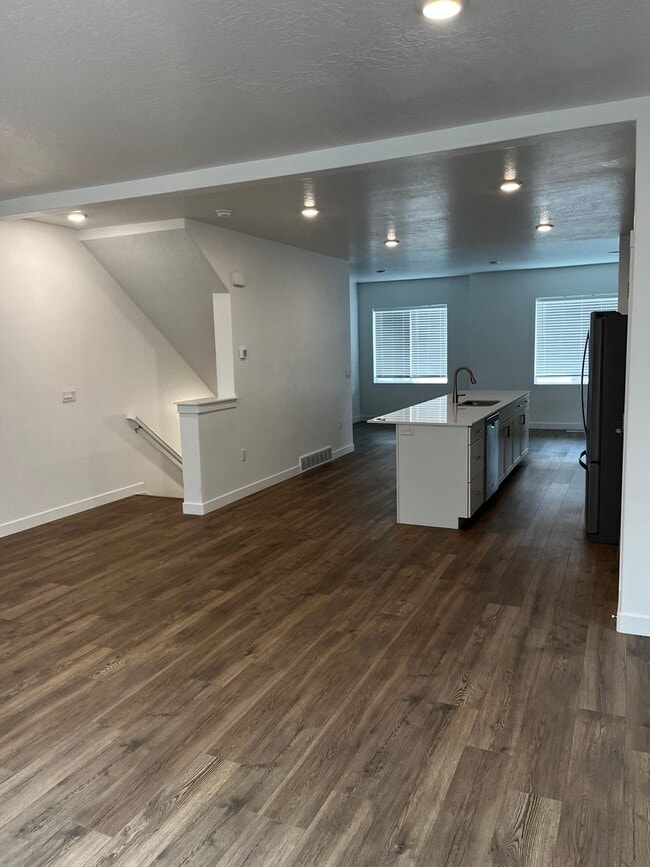 Building Photo - Beautiful Row End Townhouse