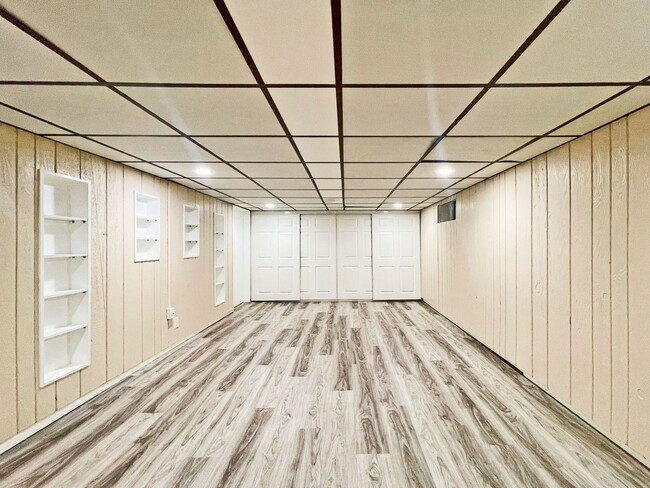 Building Photo - Spacious Redone Rambler with Huge 1/2 Acre Yard, Deck, Patio, Primary Suite, 3-BRs on Main Level ...