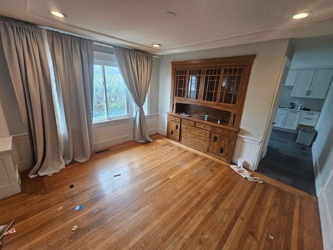 Building Photo - Live & Work in Oakland: Spacious Home with...