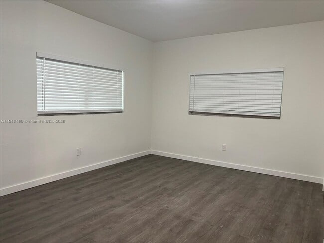 Building Photo - 15250 NE 8th Ave