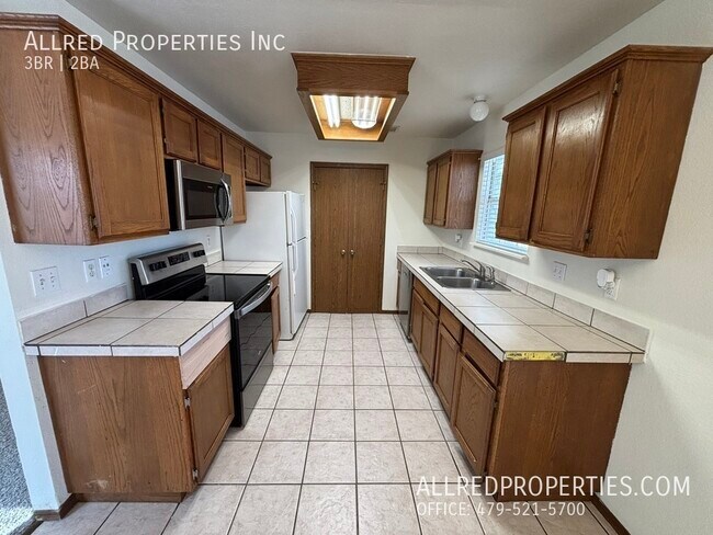 Building Photo - 822 N Daisy Ln