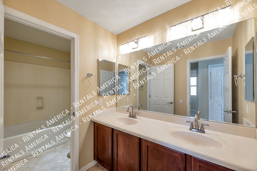 Building Photo - 15813 N Dante Dr