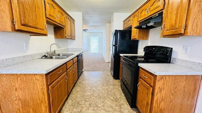 Building Photo - Creekwood Park Townhomes -SPECIAL FALL DEA...