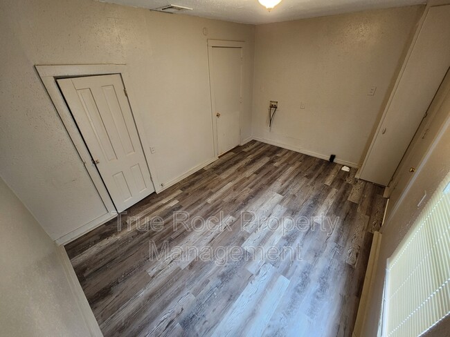 Building Photo - 300 W 14th St