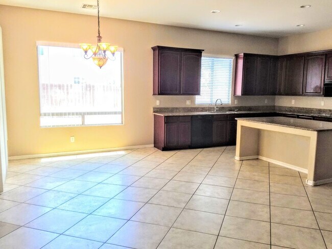 Building Photo - HUGE 5 bedroom, 3 bathroom in Glendale