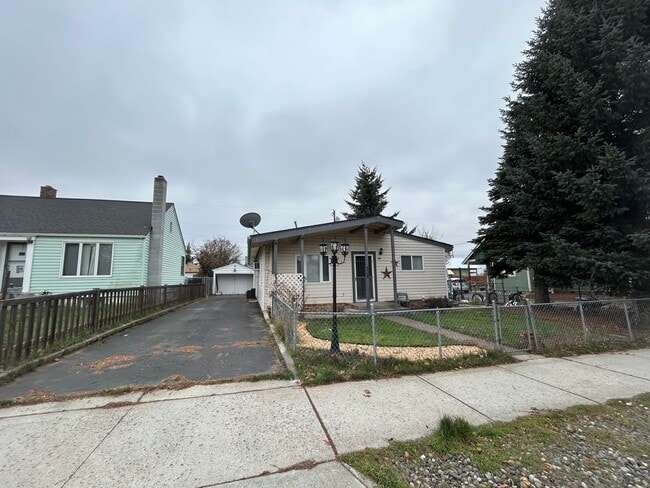 Building Photo - 3 Bedroom/1 bath Home available now.