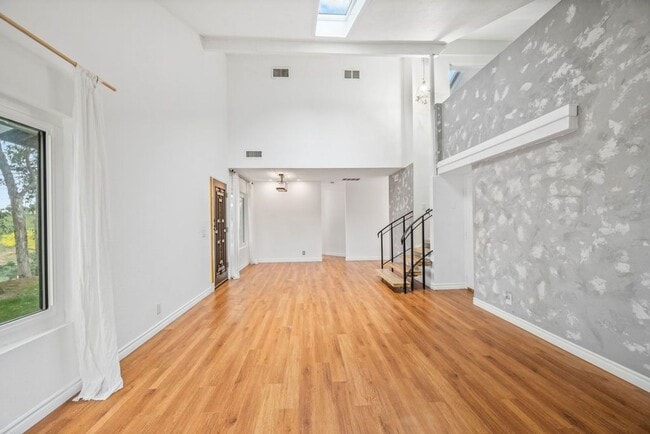 Building Photo - Coming Soon La Jolla UTC Renovated 3 bd /2 ba Townhome with Garage, Private Patio, + more!