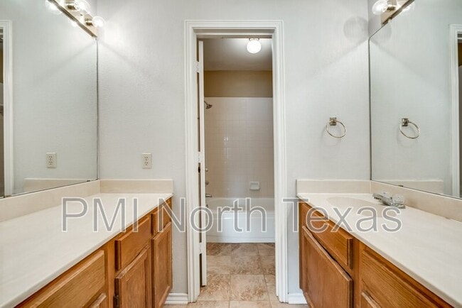 Building Photo - 2701 London Ct