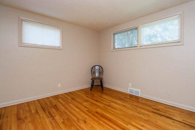 Building Photo - Immaculate Centrally located home!