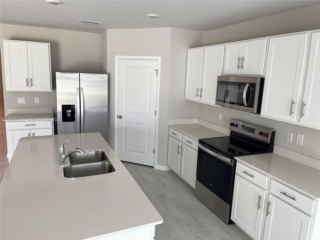 Building Photo - 455 Londrina Dr