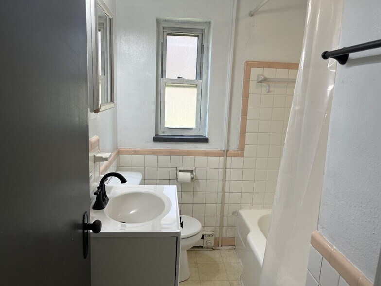 Building Photo - 539 Hadley Ave