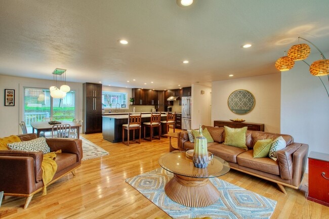 Building Photo - 4bd/2ba Edmonds Home