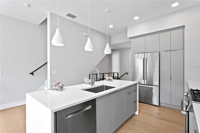 Building Photo - 368 6th St S