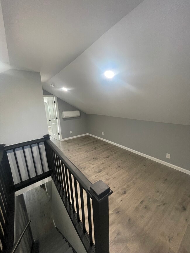 Building Photo - 916 9th St NE