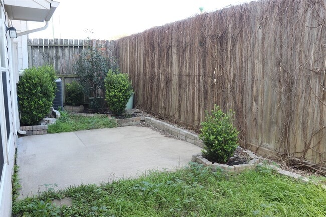 Building Photo - 7007 Woodridge Square Dr