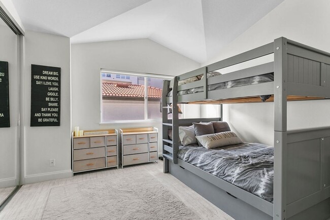 Building Photo - Beautifully Updated 2 Bed/2 Bath Condo with Views!