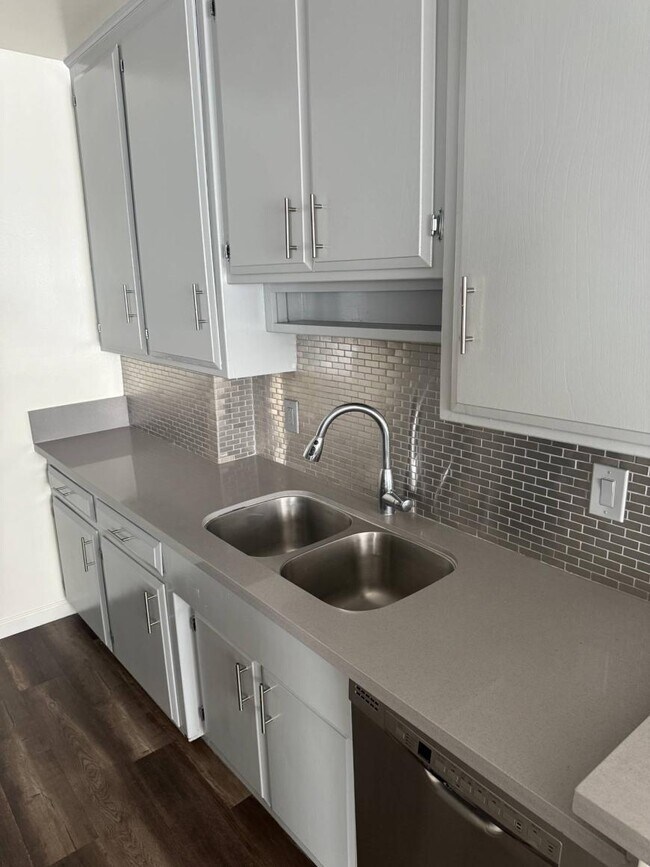 Building Photo - 2.0 bedroom in West Hollywood California 9...