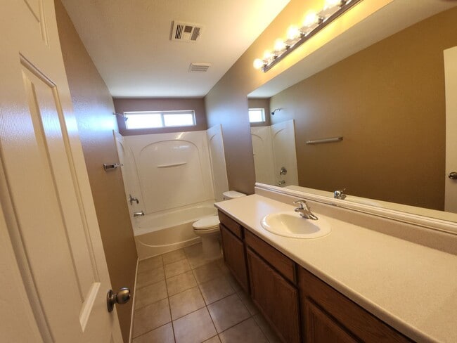 Building Photo - Beautiful detached home with fully fenced back yard.