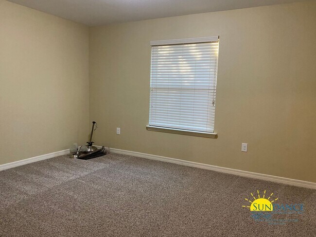 Building Photo - Stunning 4 Bedroom Home in Navarre