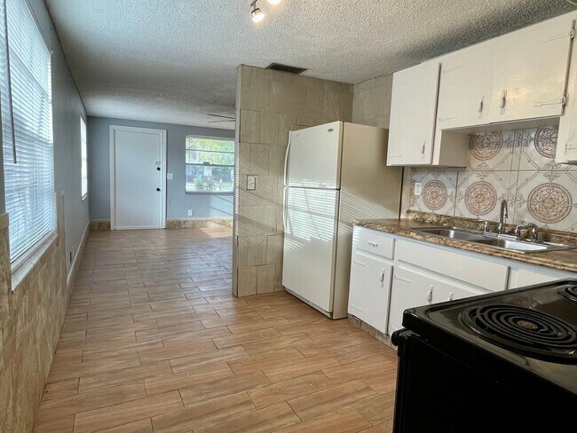 Building Photo - Sunny Lakes