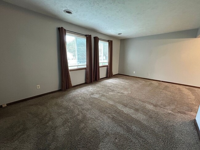 Building Photo - Spacious home in East Manhattan!