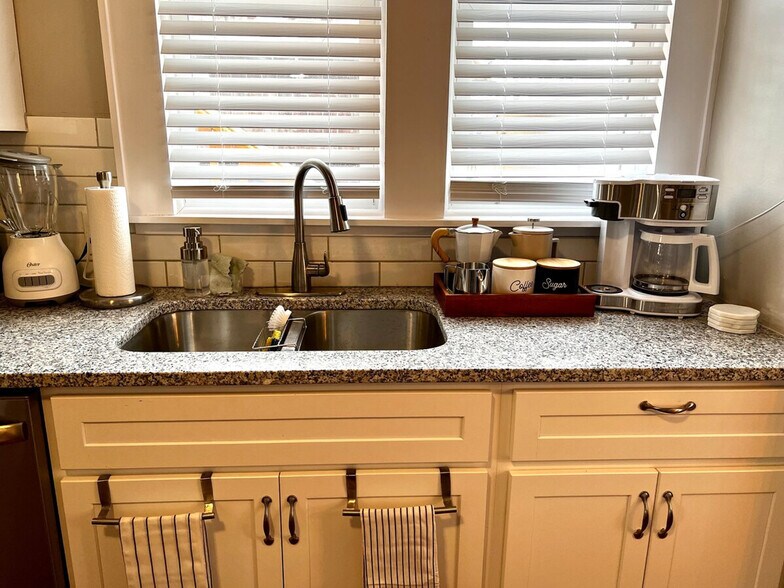 Building Photo - 1509 Clark St