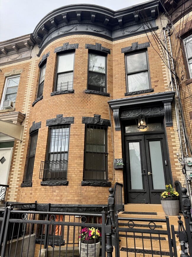 Building Photo - 139 Autumn Ave