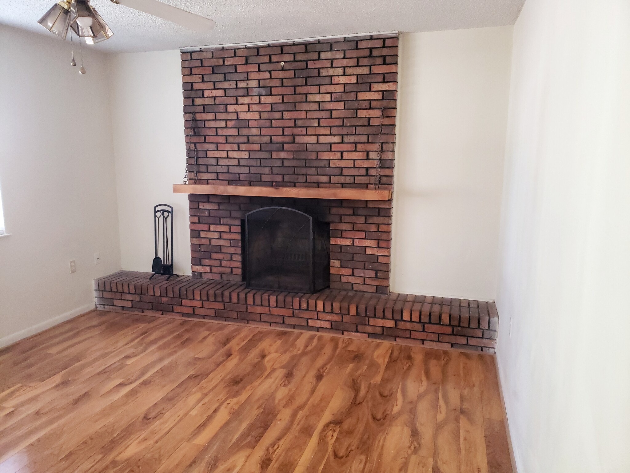 Beautiful fireplace and wood flooring - 931 McFarlan Ave
