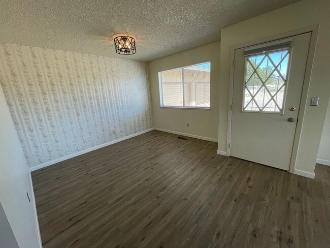Building Photo - Spacious property with views!