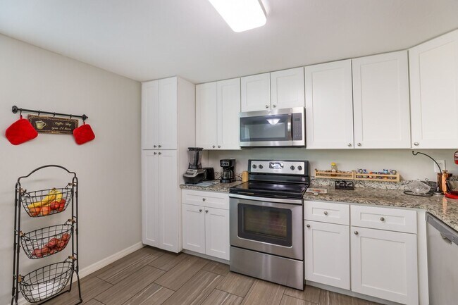Building Photo - Nicely Remodeled & Updated 3 Bedroom 2 Bat...