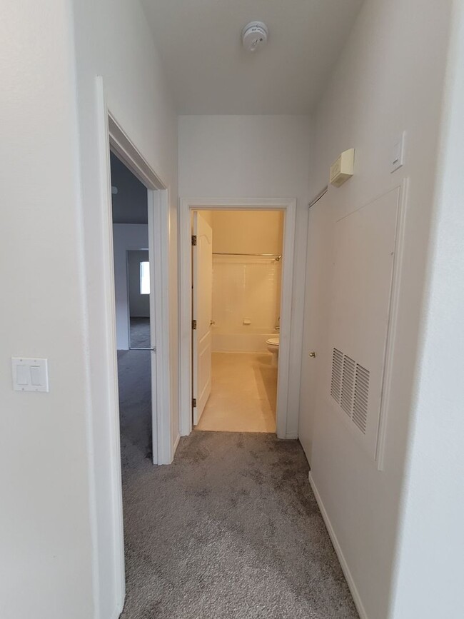 Building Photo - Gorgeous Henderson Condo with garage!