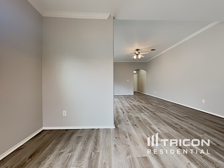 Building Photo - 213 Oak Ridge Dr