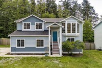 Building Photo - Beautiful Spacious 4 Bedroom 2.75 Bathroom...