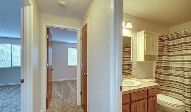 Building Photo - Charming 2 BR 2 Ba Apartment/Condo