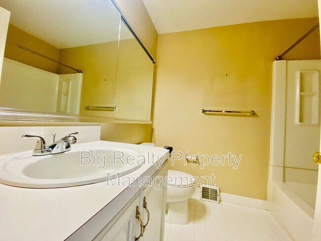 Building Photo - 475 Stoneglen St