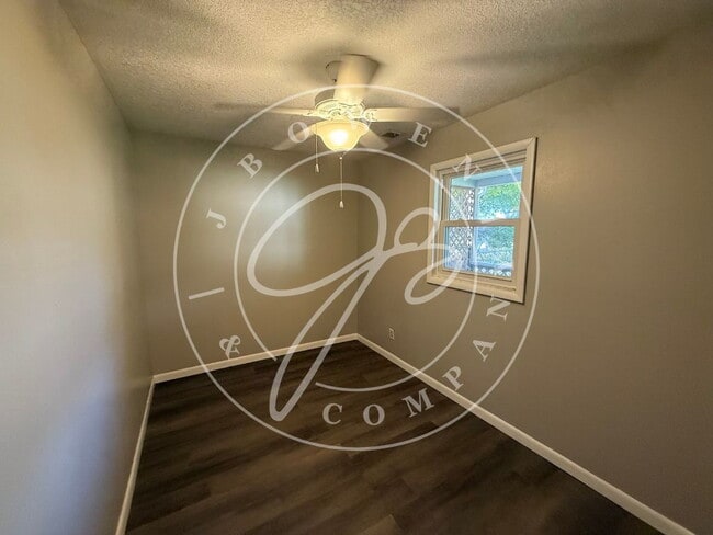 Building Photo - 3-Bedroom South Toledo Home with 2 Full Ba...