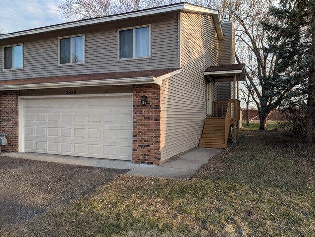 Building Photo - 7644 Woodlawn Dr