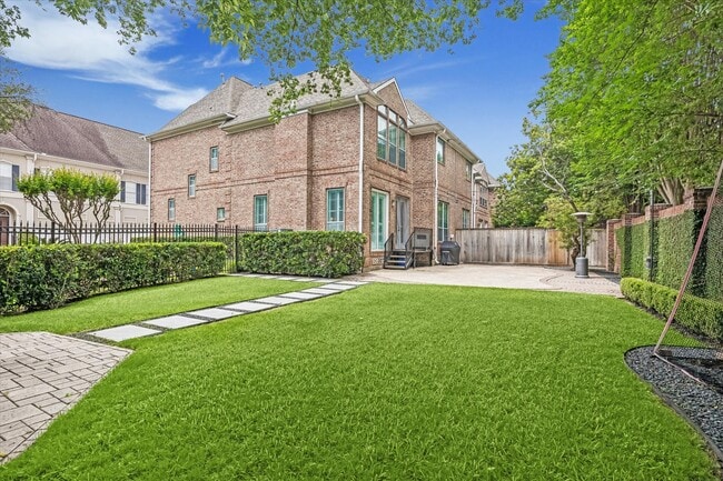 Building Photo - 1811 Devonshire Crescent