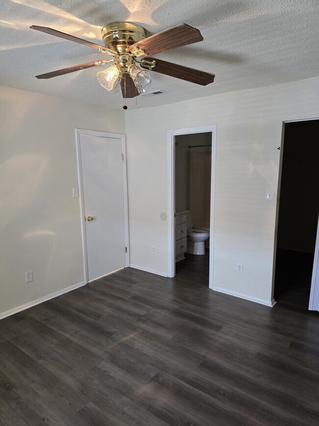 Building Photo - 5649 Summit Arch