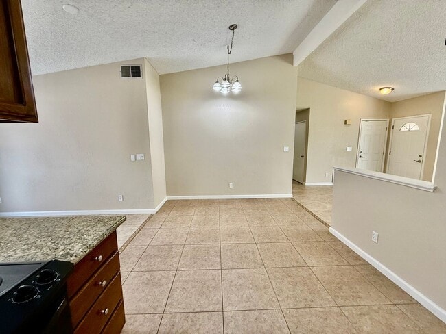 Building Photo - Charming home available Immediately