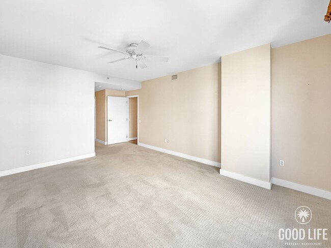 Building Photo - Downtown Luxury Living – 2B/2BA Condo with...