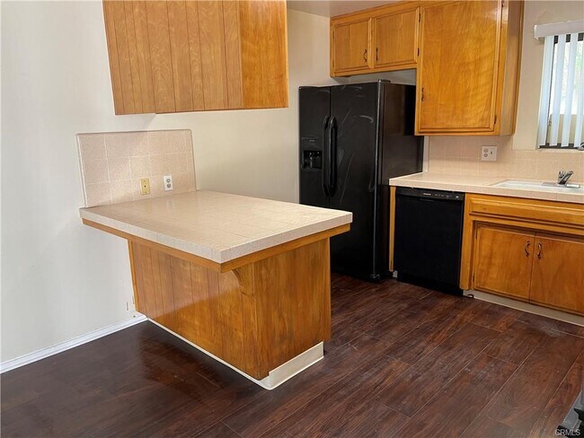 Building Photo - 1553 Albret St