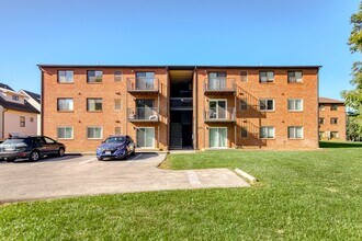 Building Photo - 2 bed/1 bath  Undergrads. On bus line. Pet Friendly.