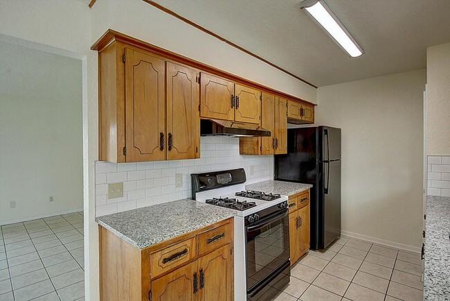 Building Photo - 2202 Saxony Dr