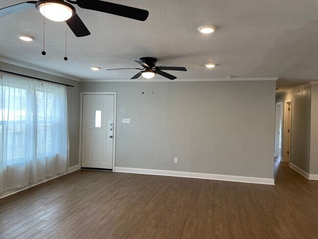 Building Photo - Available Now! Updated and Upgraded 3 Bed/2 Bath_Lawn Care Included