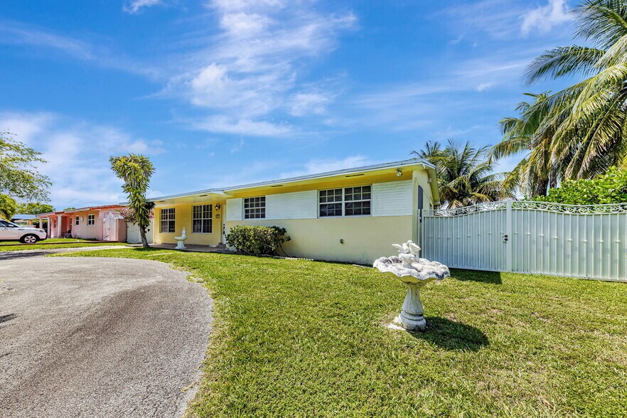 Building Photo - 9941 NW 27th St