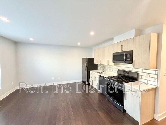 Building Photo - 1605 F St NE