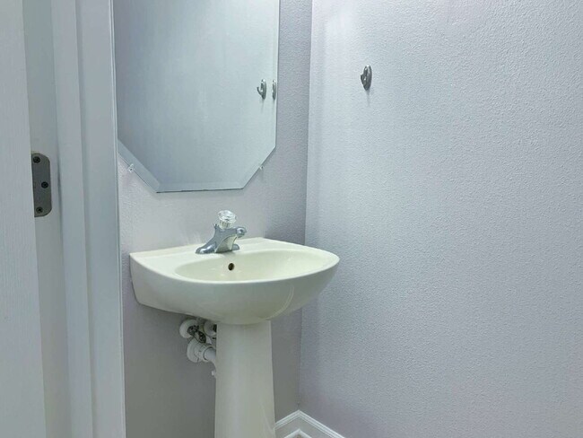Building Photo - Paloma 2BR/2.5BA Townhome!