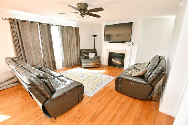 Building Photo - Short or long term Executive 4 bedroom 2.5...