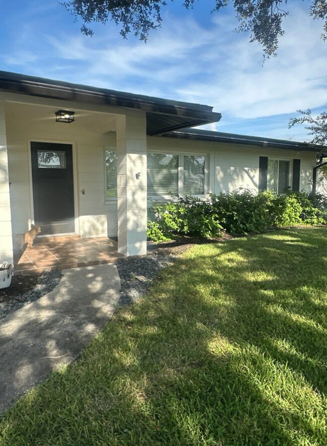 Building Photo - 4390 Maple St NE